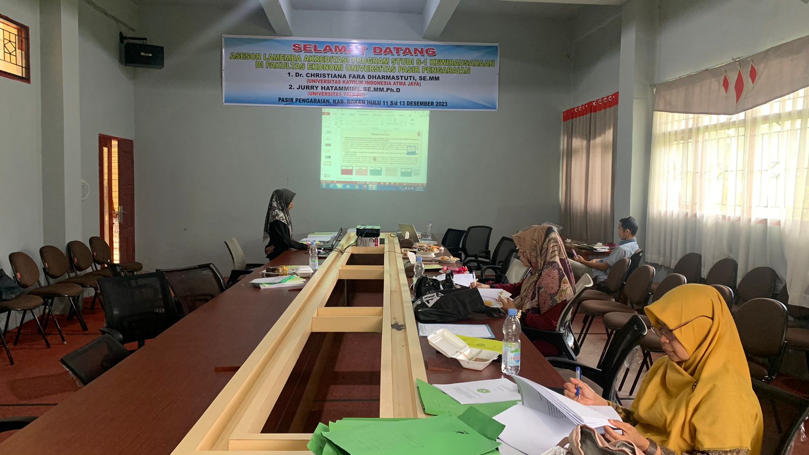 Antusiasme Tinggi, 24 Mahasiswa Manajemen UPP Jalani Ujian Proposal dan Komprehensif